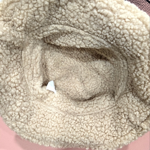 VIRGINIA WOLF Sherpa Reversible Bucket Hat In Cream - Picture 4 of 4